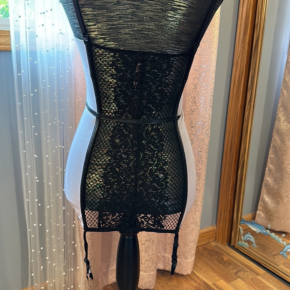 Faux leather and lace trimmed corset - Picture 5 of 7